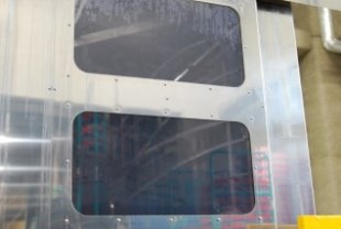 カゴ台車一体型プラコン洗浄脱水乾燥機（注水中）